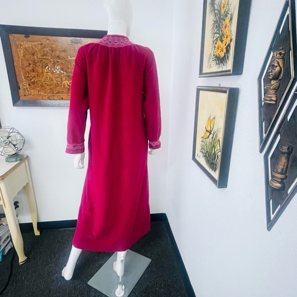 Vanity Fair Burgundy Zip Up Robe/ Housedress With Zig Zag Decoration - Picture 9 of 11